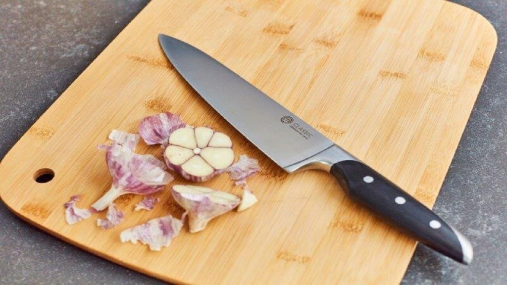 تفاوت بین تیزکردن حرفه‌ای چاقو با سنگ یا نعلبکی و روش‌های خانگی